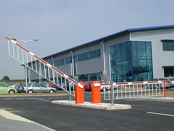 Automatic rising barrier